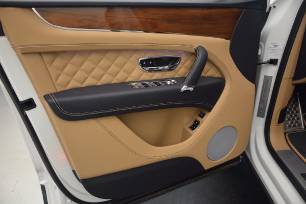 New 2018 Bentley Bentayga W12 Signature for sale Sold at Maserati of Greenwich in Greenwich CT 06830 17