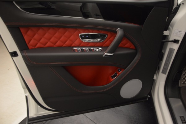 Used 2018 Bentley Bentayga Onyx for sale $159,900 at Maserati of Greenwich in Greenwich CT 06830 17