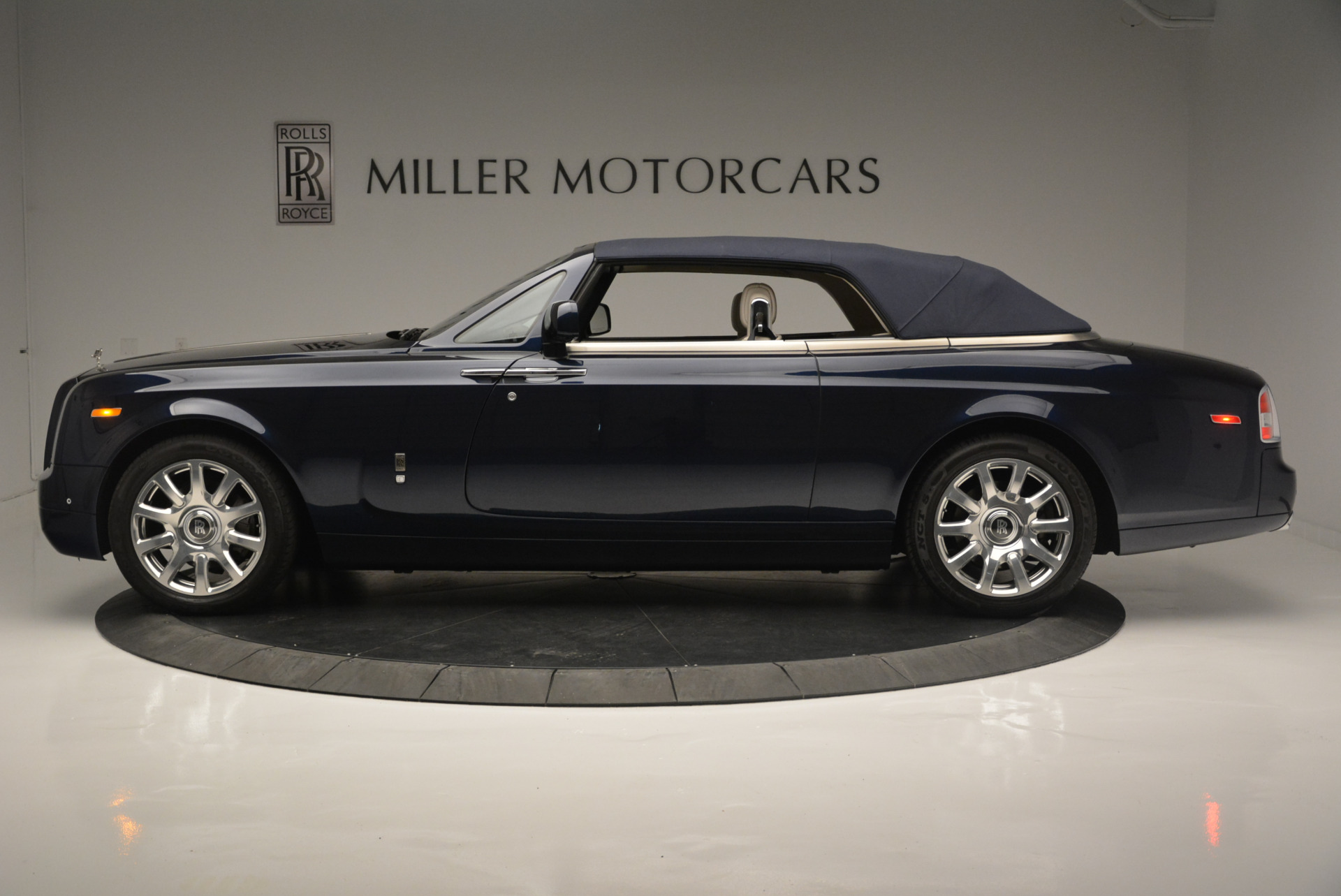 RollsRoyce Phantom Drophead Coupe 675 i V12 460 HP Automatik  Car info  guide