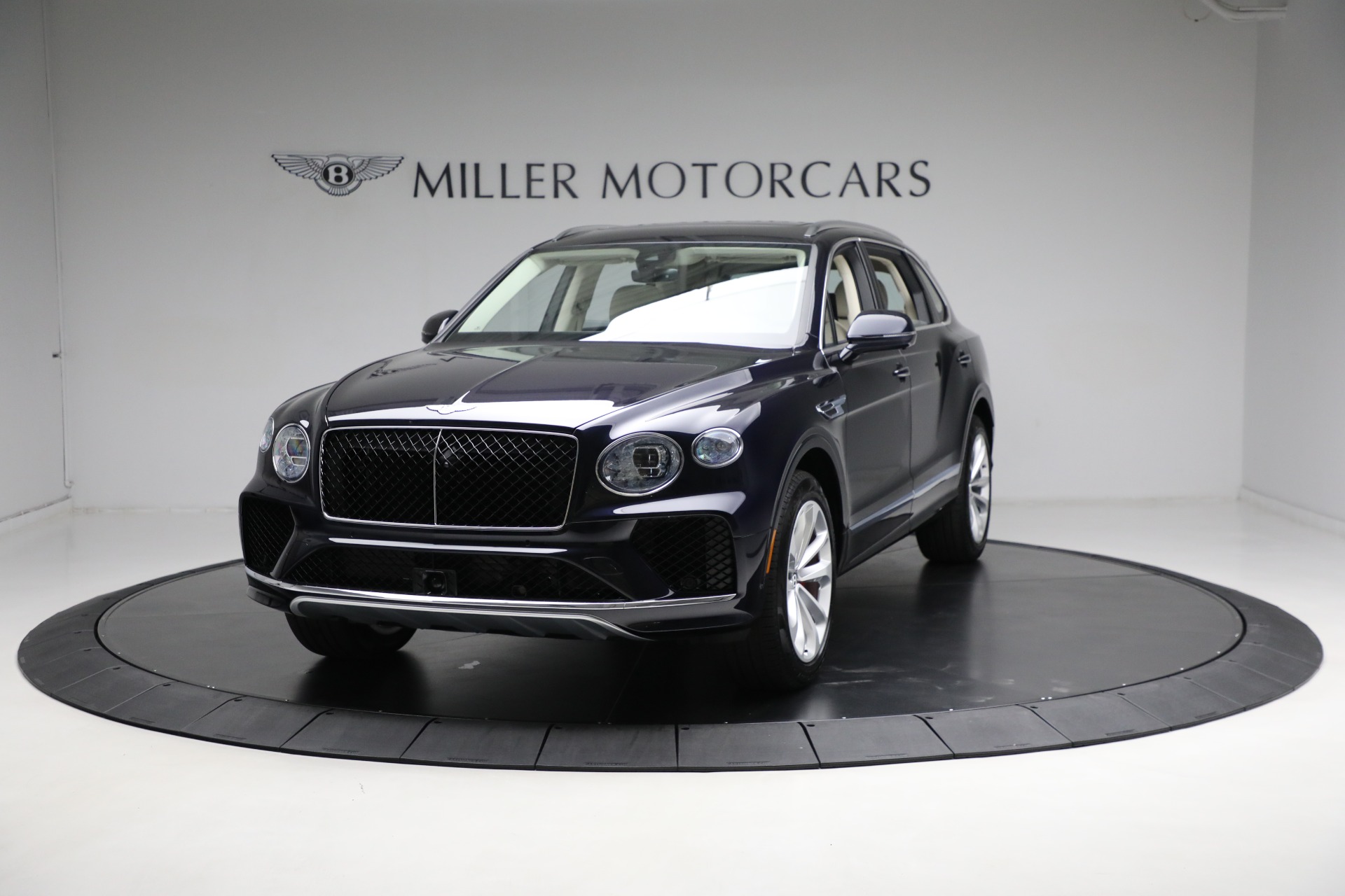 New 2024 Bentley Bentayga EWB V8 for sale $269,040 at Maserati of Greenwich in Greenwich CT 06830 1