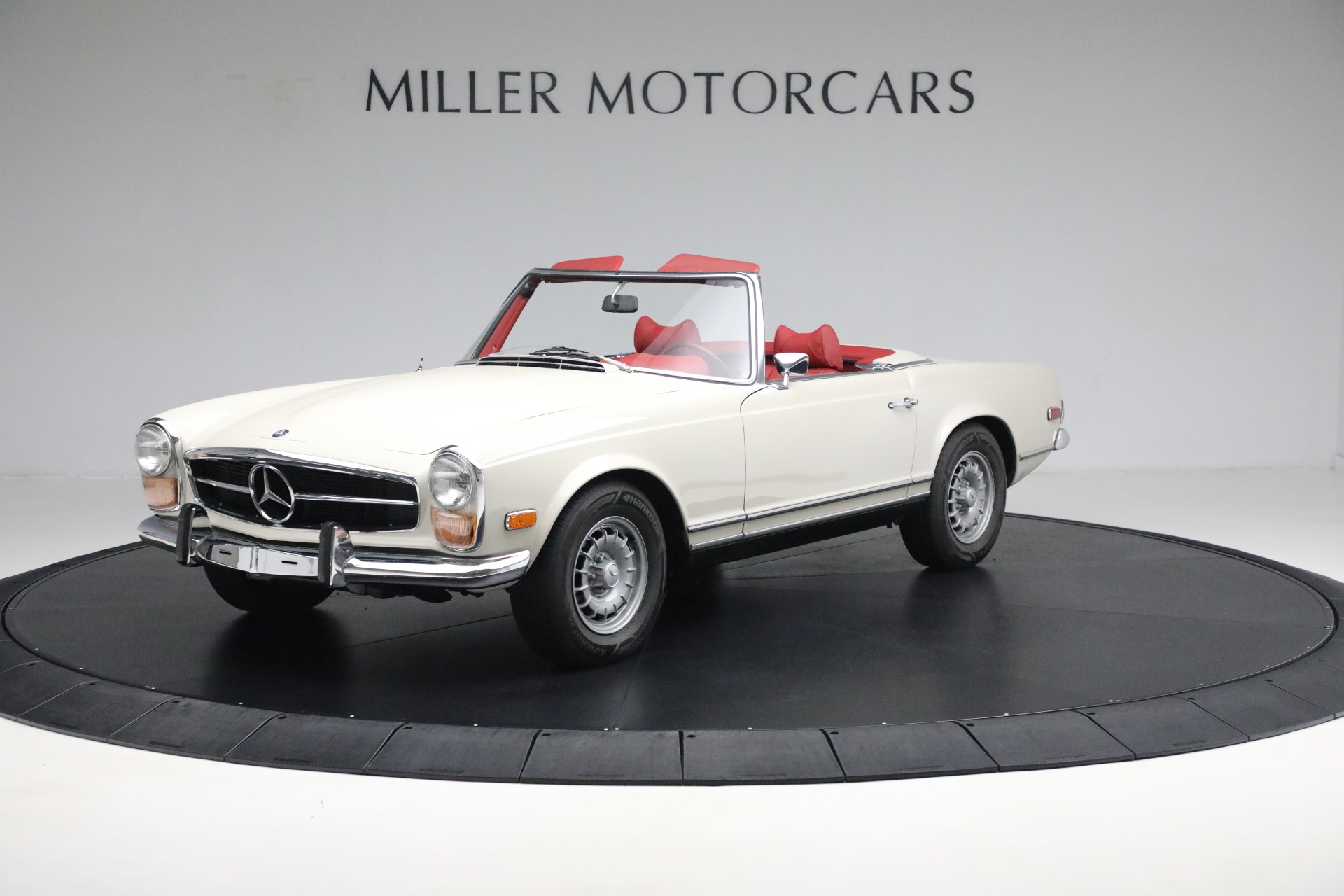 Used 1970 Mercedes-Benz 280 SL for sale Sold at Maserati of Greenwich in Greenwich CT 06830 1