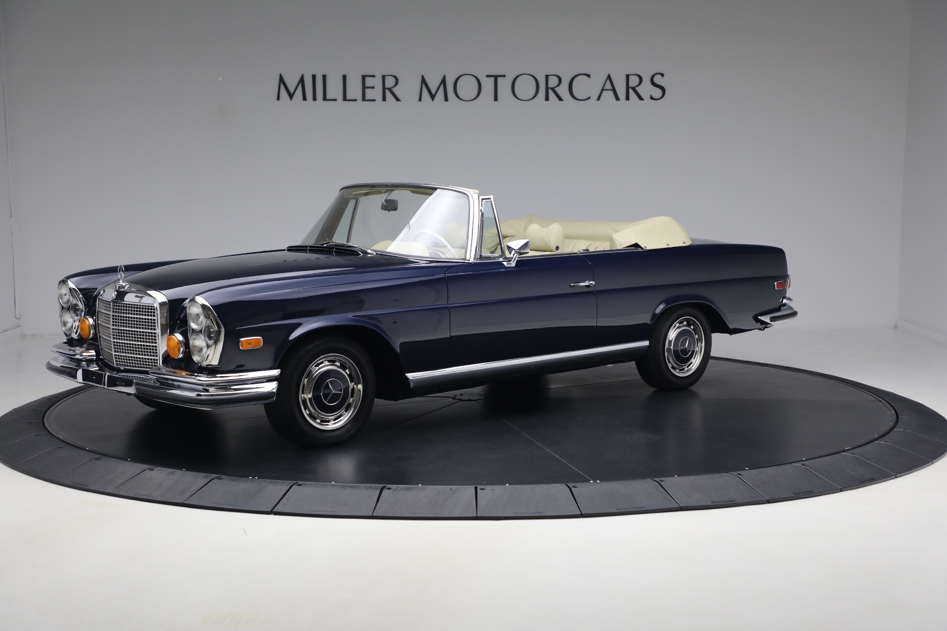 Used 1971 Mercedes-Benz 280SE 3.5 Cabriolet for sale $475,000 at Maserati of Greenwich in Greenwich CT 06830 1